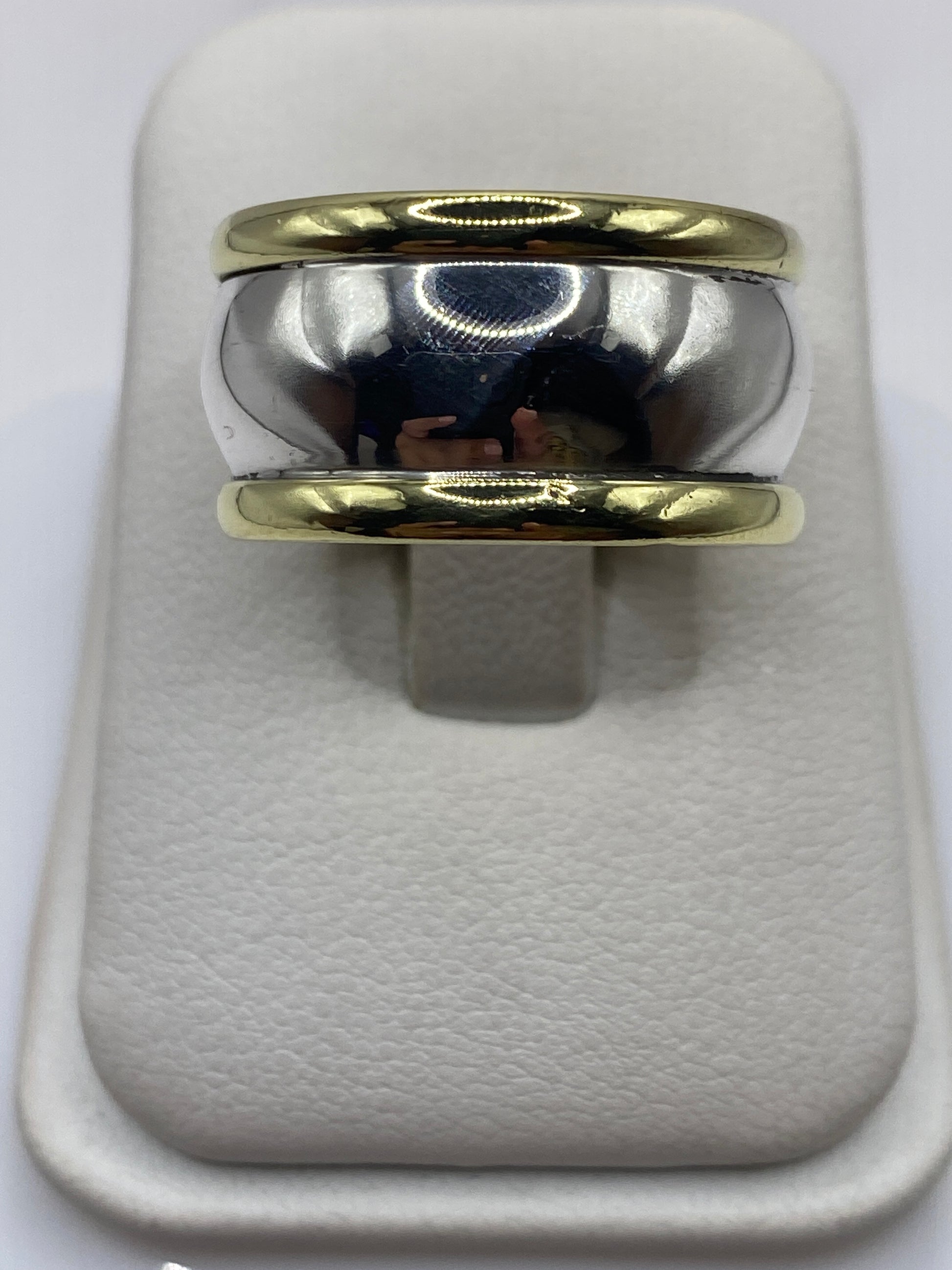 Anillo de plata banda mixta dos tonos en estuche blanco, vista superior