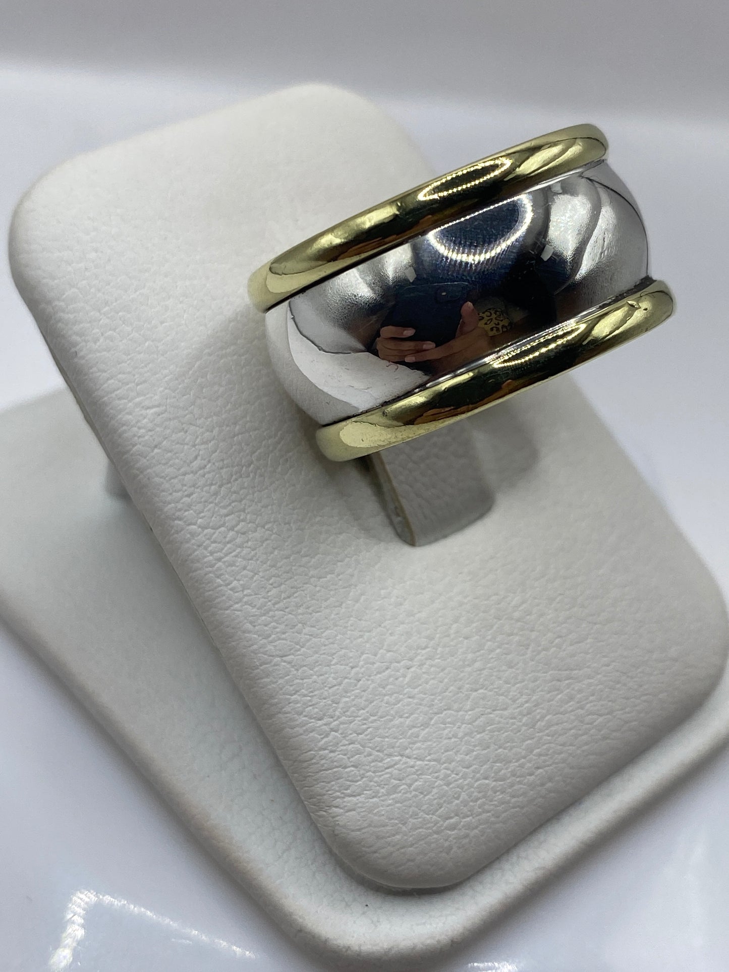 Anillo plata .925 bicolor puesto en dedo, mostrando proporción y acabado