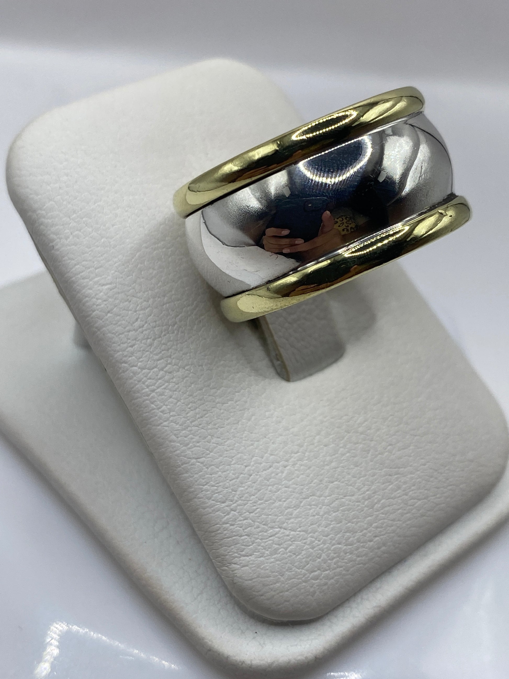 Anillo plata .925 bicolor puesto en dedo, mostrando proporción y acabado