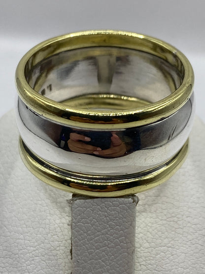 Detalle de la banda de anillo con contraste de plata y oro en Taxco