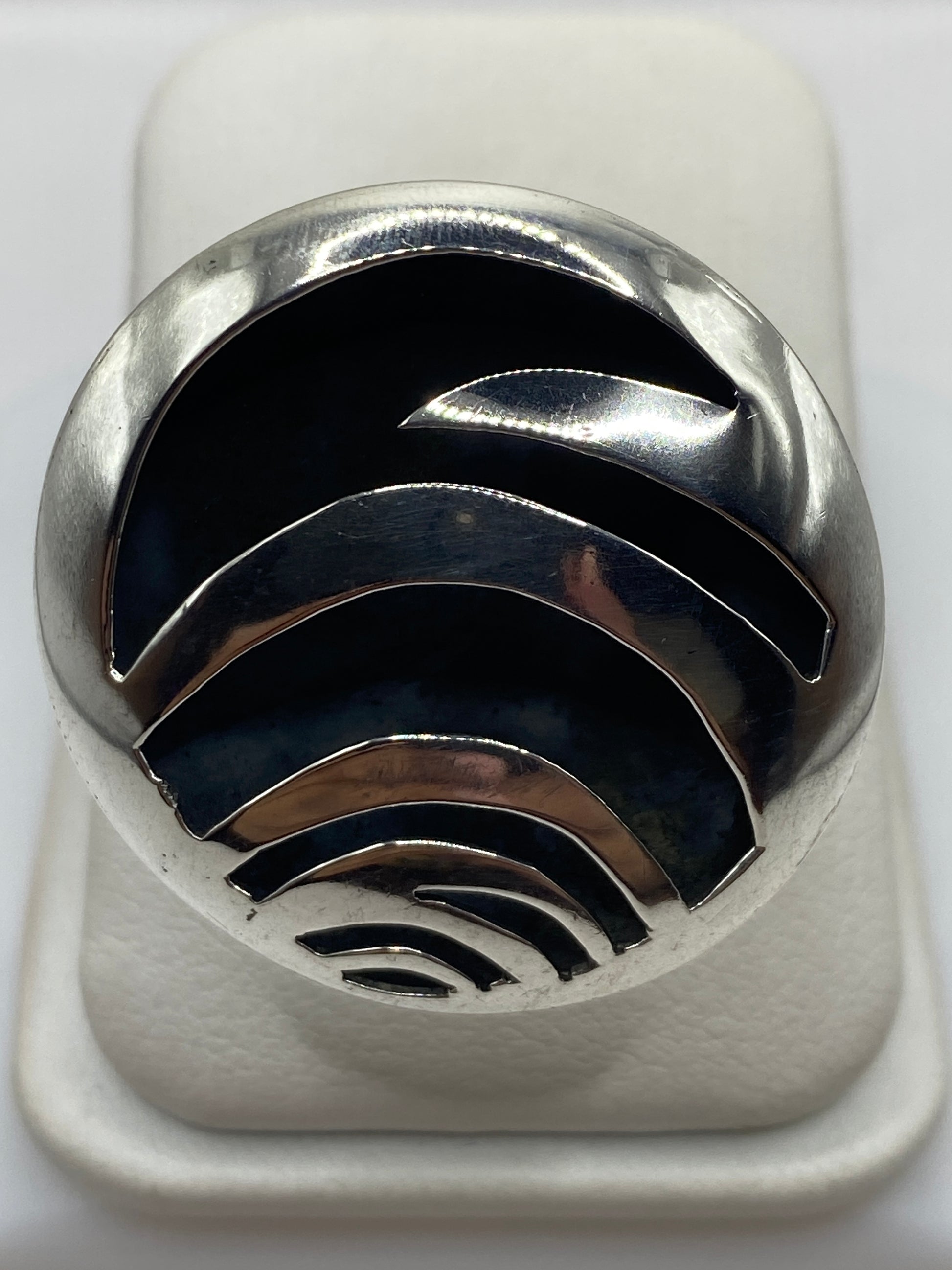 Anillo de plata con ondas concéntricas escultóricas en blanco