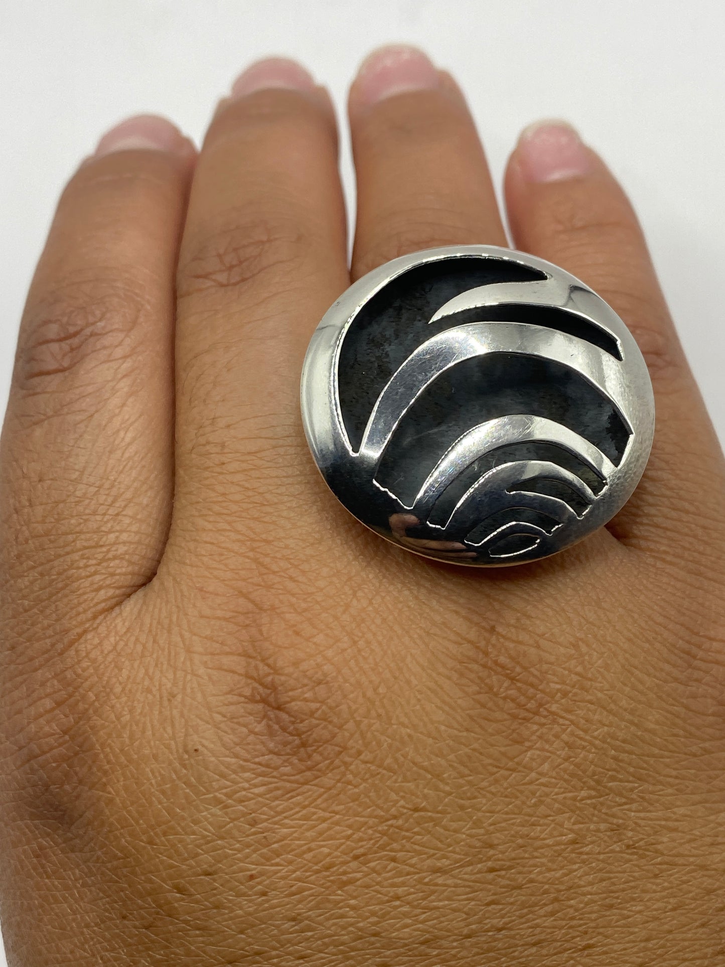 Anillo de plata en dedo mostrando el ajuste cómodo y el peso sustancial
