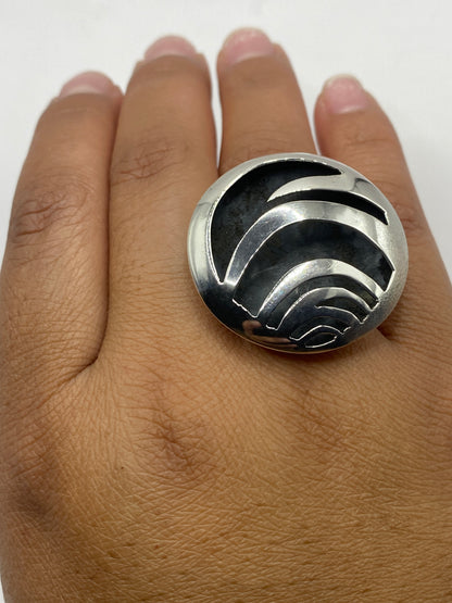 Anillo de plata en dedo mostrando el ajuste cómodo y el peso sustancial