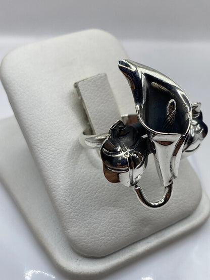 Detalle frontal del anillo floral mostrando los pétalos artesanales en plata .925
