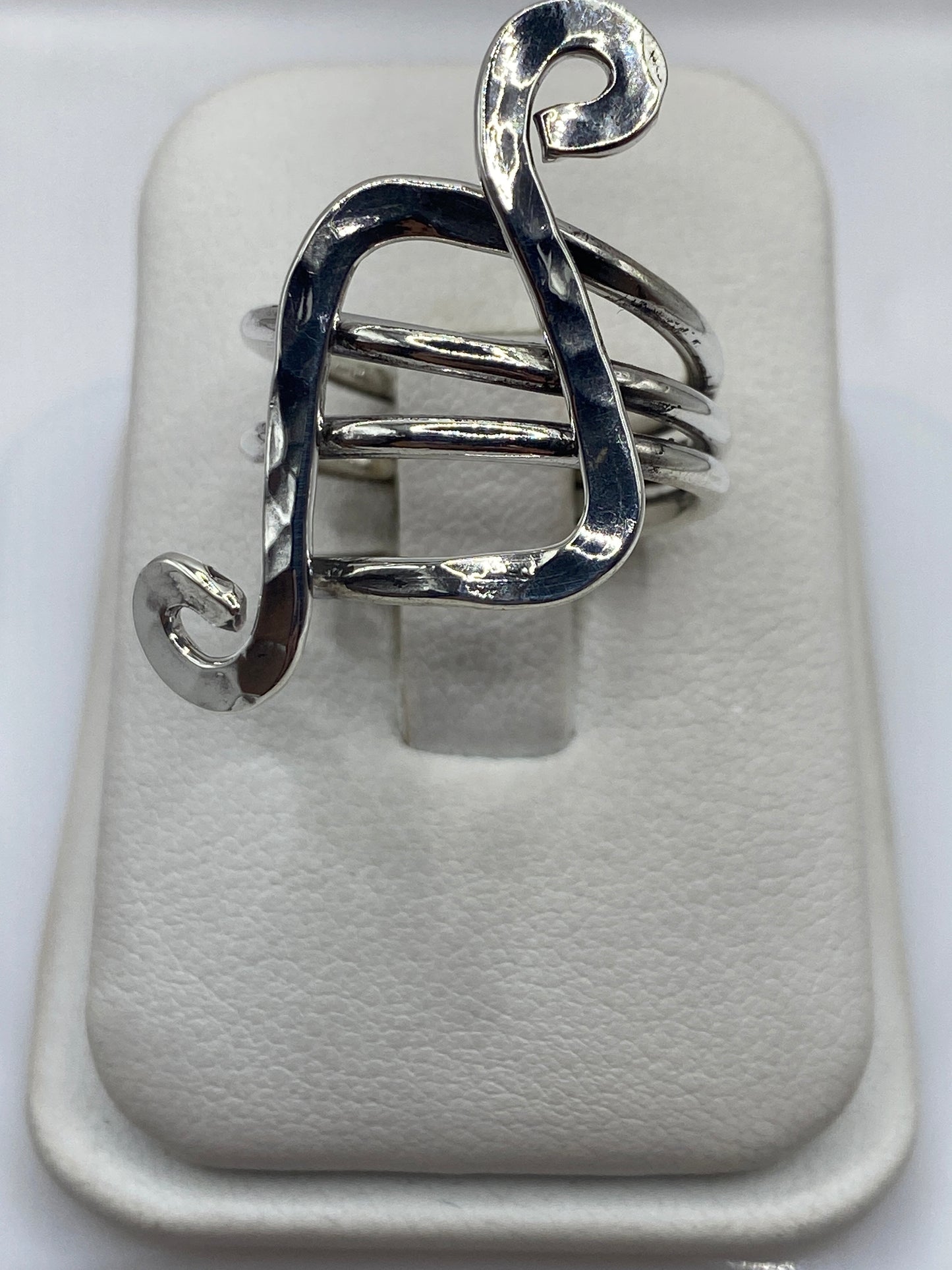 Anillo ajustable de plata .925 con líneas fluidas en forma de S sobre estuche blanco