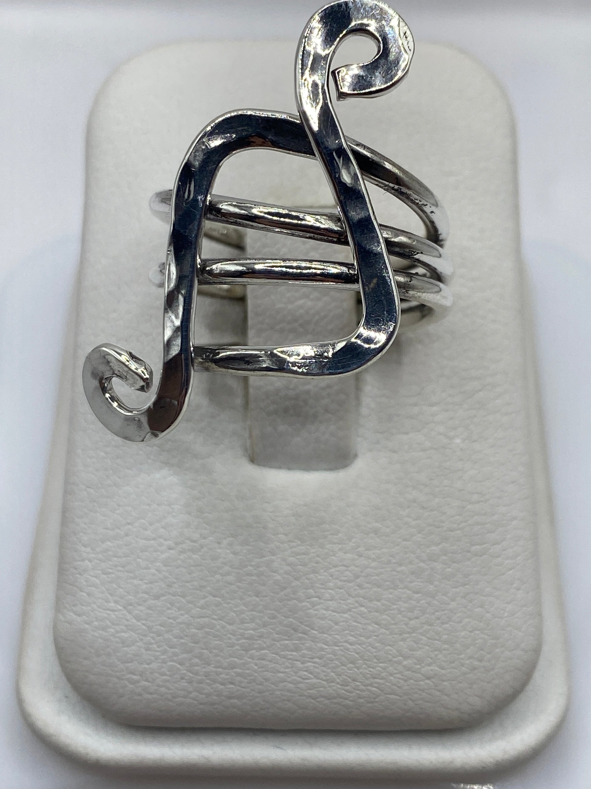 Anillo ajustable de plata .925 con líneas fluidas en forma de S sobre estuche blanco