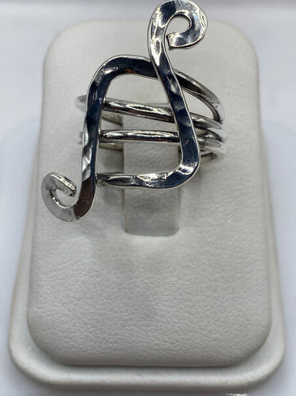 Anillo ajustable de plata .925 con líneas fluidas en forma de S sobre estuche blanco