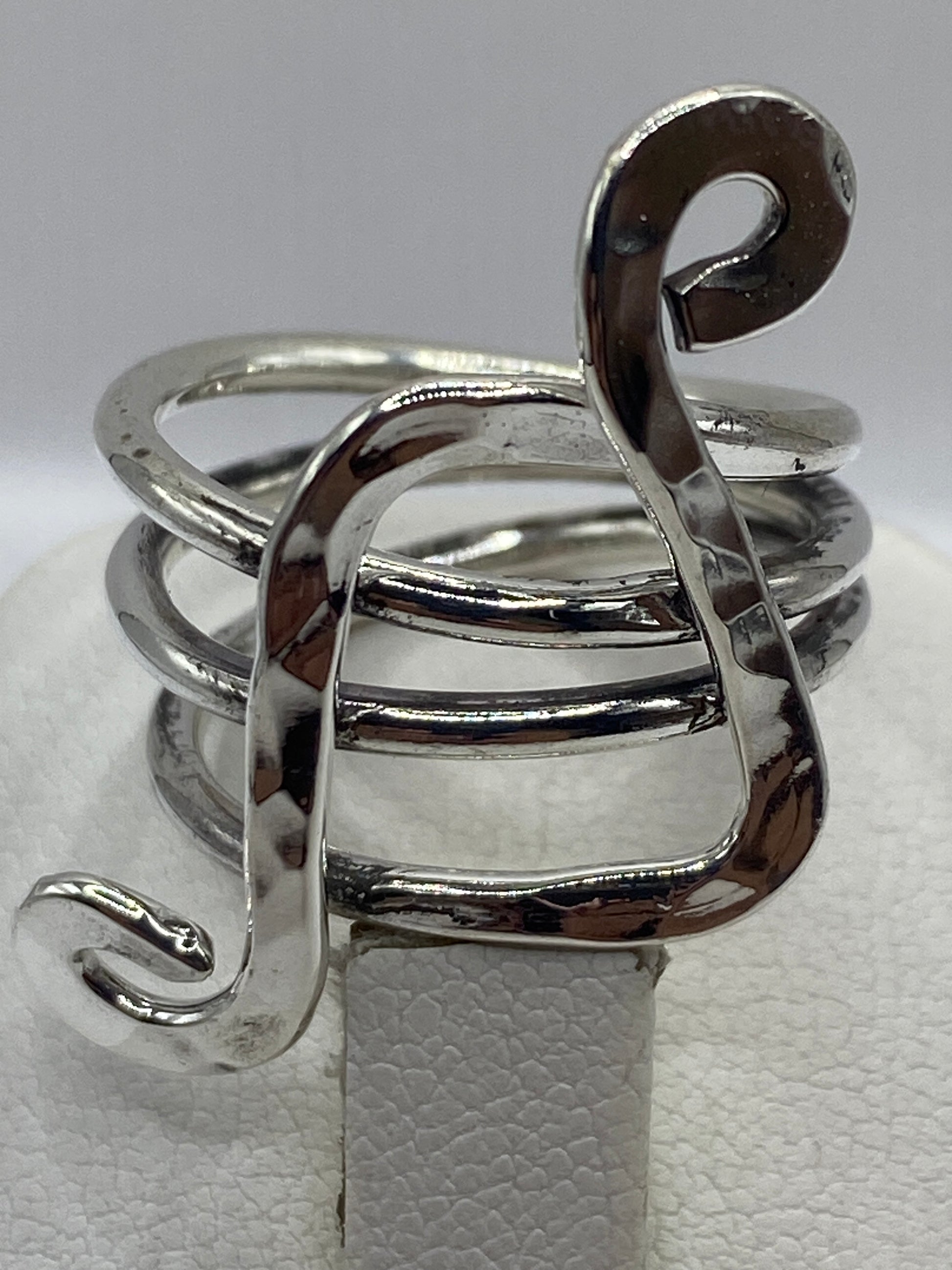 Anillo ajustable en plata pura en la mano mostrando su elegancia y presencia