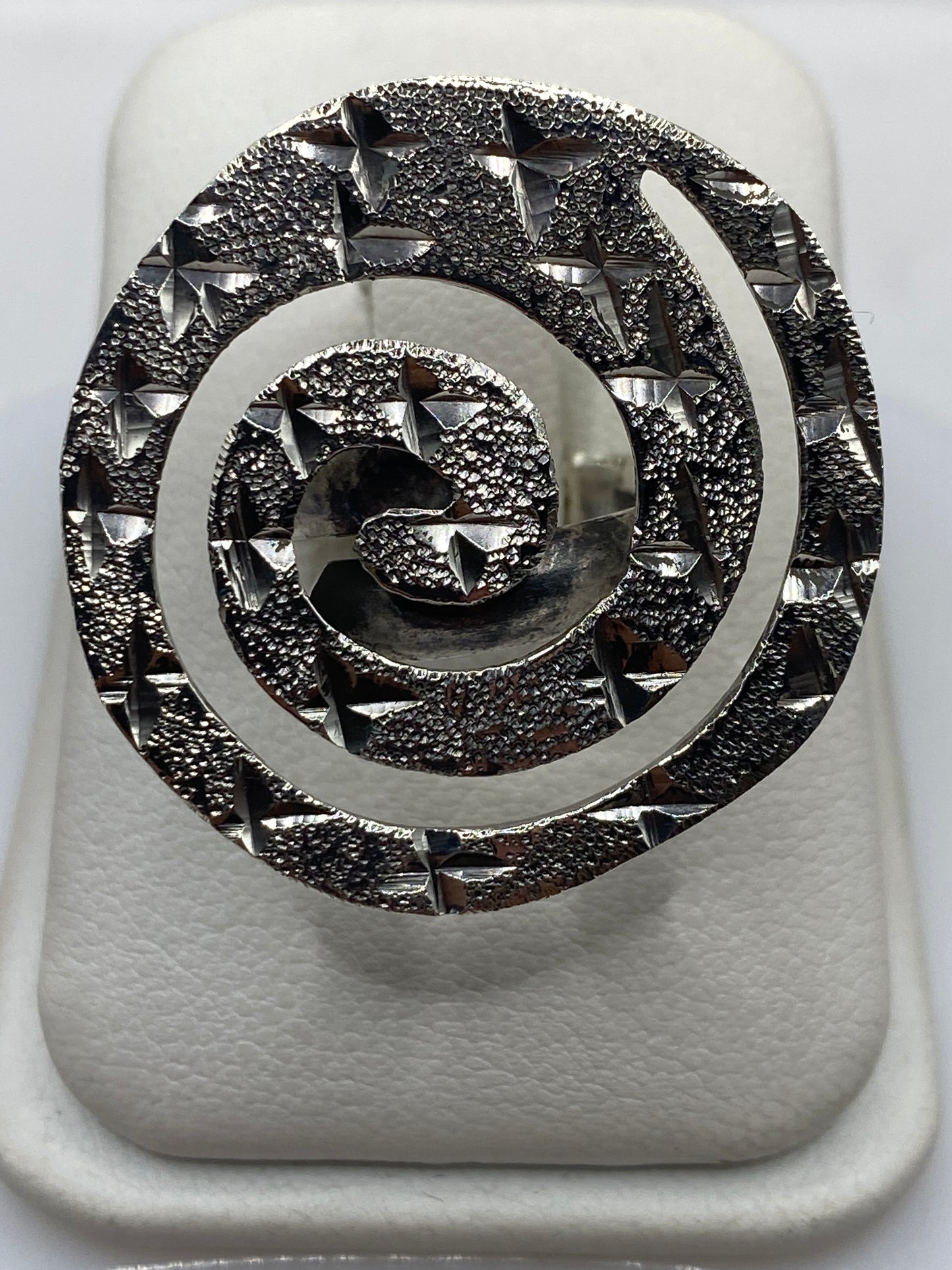 Anillo espiral giratorio de plata .925 visto desde arriba, capas concéntricas texturizadas