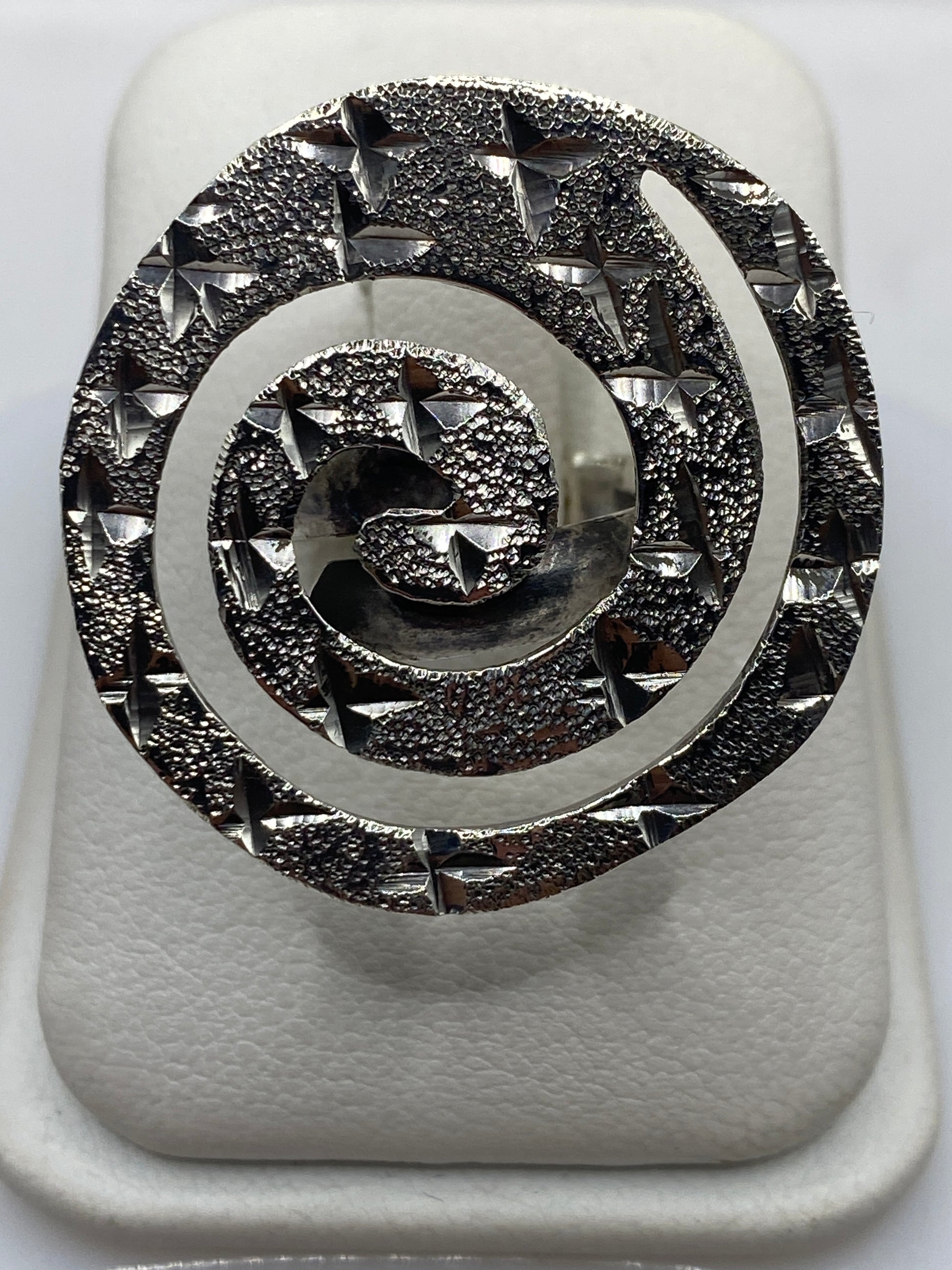 Anillo espiral giratorio de plata .925 visto desde arriba, capas concéntricas texturizadas