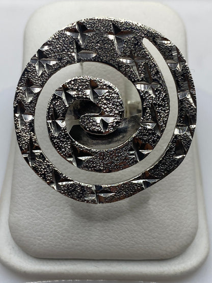 Anillo espiral giratorio de plata .925 visto desde arriba, capas concéntricas texturizadas
