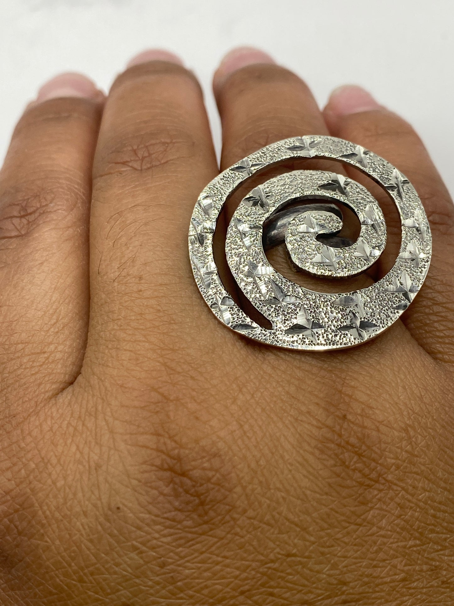 Anillo sobre fondo gris mostrando el sello 925 MEXICO en la banda interior