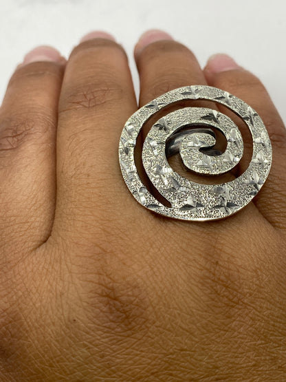Anillo sobre fondo gris mostrando el sello 925 MEXICO en la banda interior