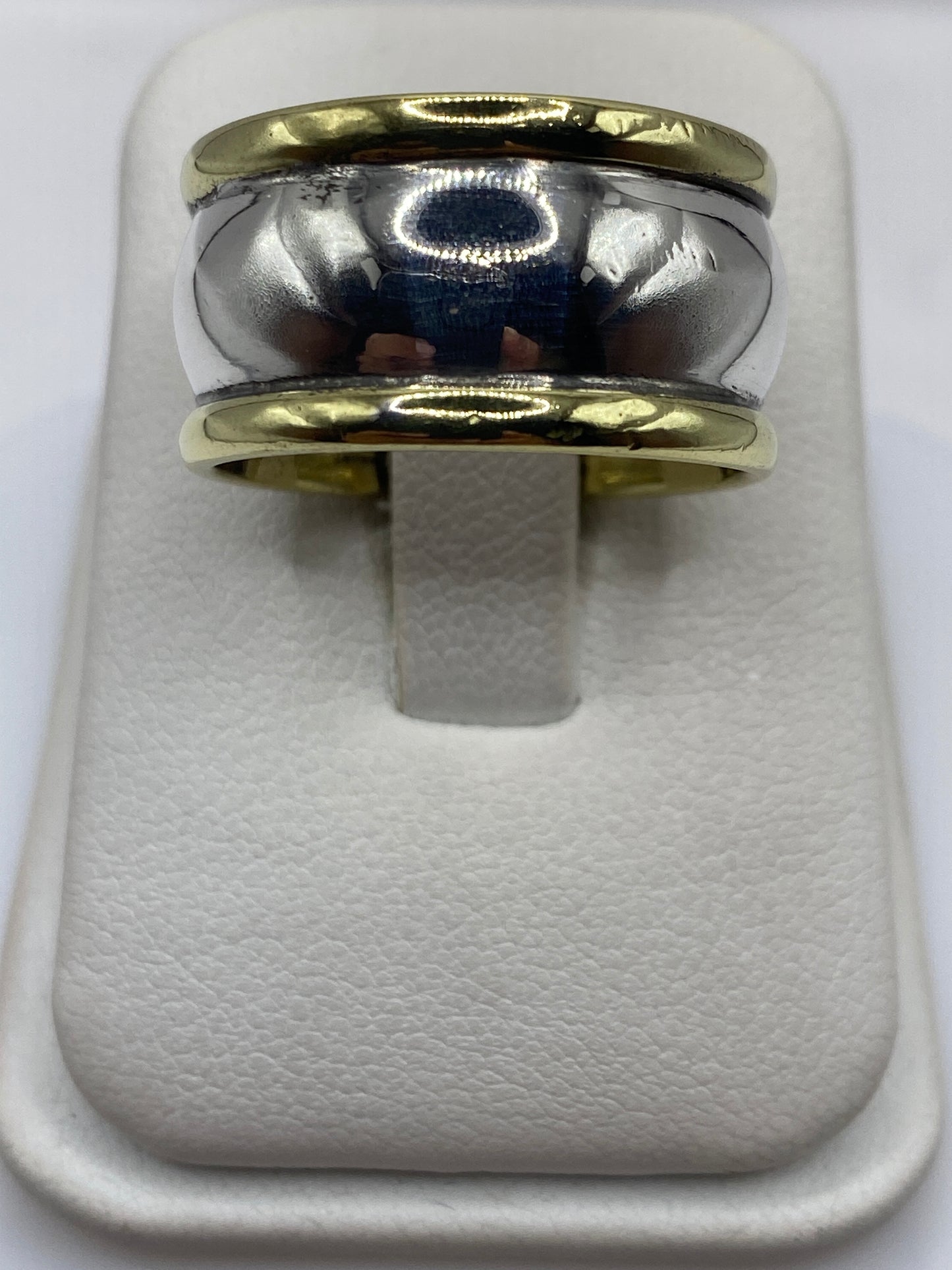 Anillo de plata sello con capas satinadas en la mano de un hombre