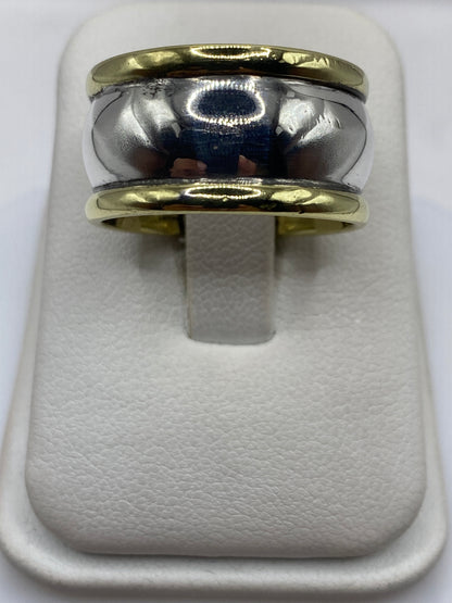Anillo de plata sello con capas satinadas en la mano de un hombre