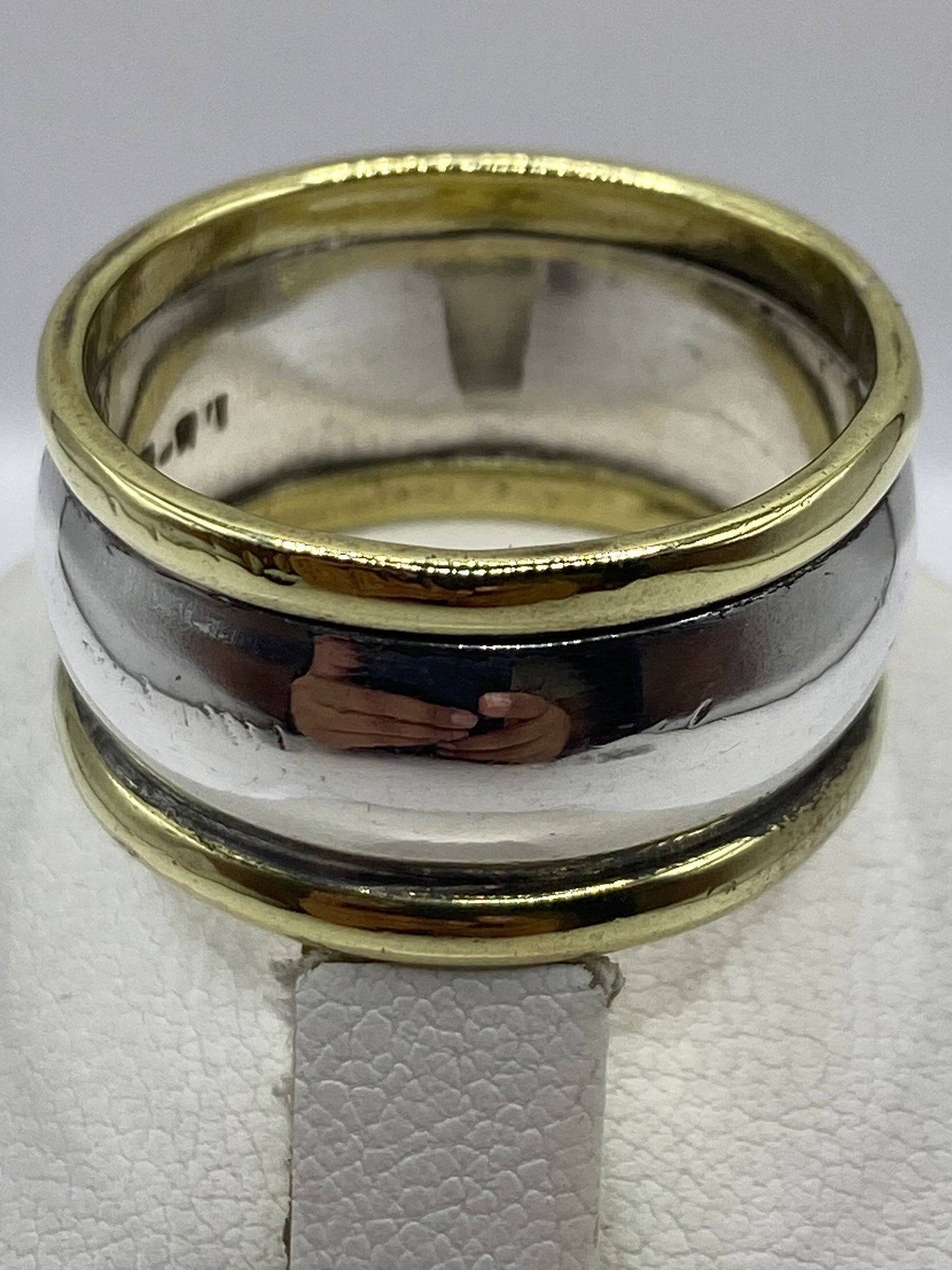 Perfil lateral del anillo de plata .925 con peso sustancial