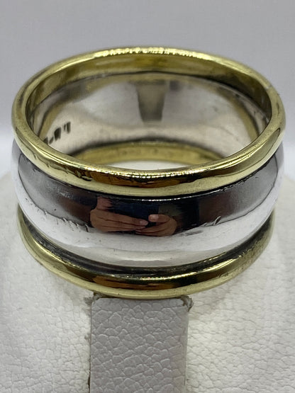 Perfil lateral del anillo de plata .925 con peso sustancial