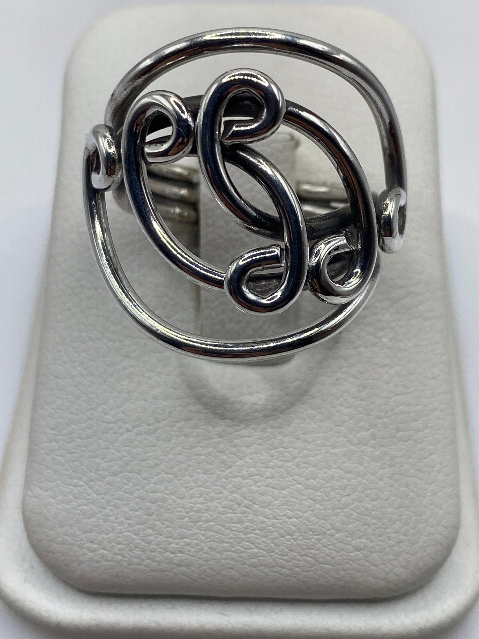 Anillo de plata .925 con diseño étnico abierto, visto desde arriba en estuche