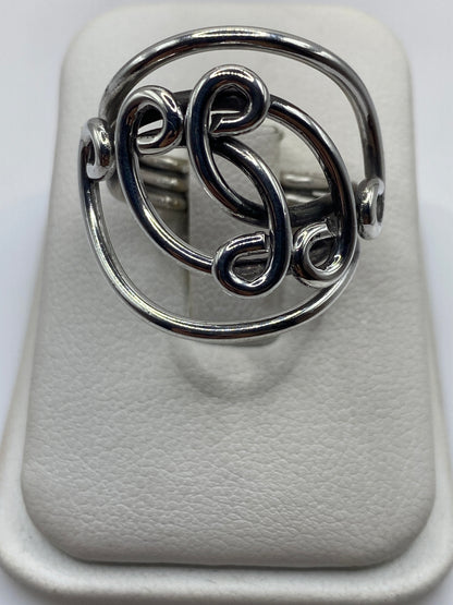 Anillo de plata .925 con diseño étnico abierto, visto desde arriba en estuche