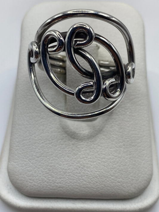Anillo de plata .925 con diseño étnico abierto, visto desde arriba en estuche