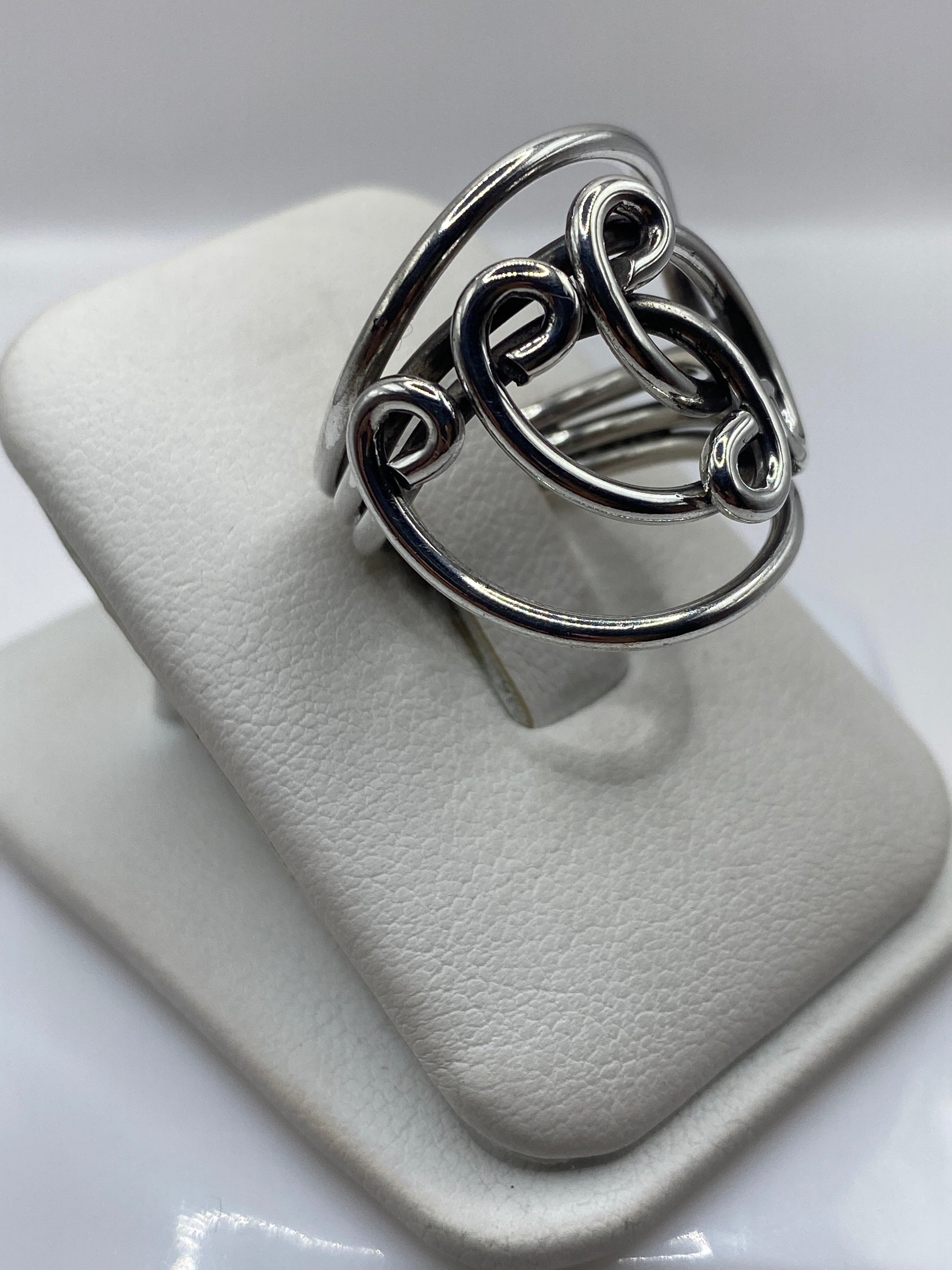 Anillo étnico de plata en la mano, mostrando la banda de 8 mm