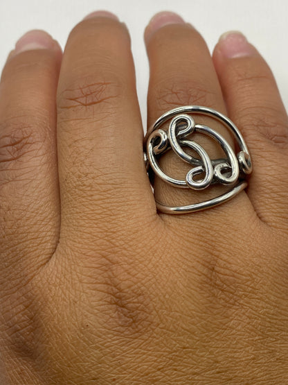 Anillo de plata .925 sobre fondo gris, mostrando el sello de pureza