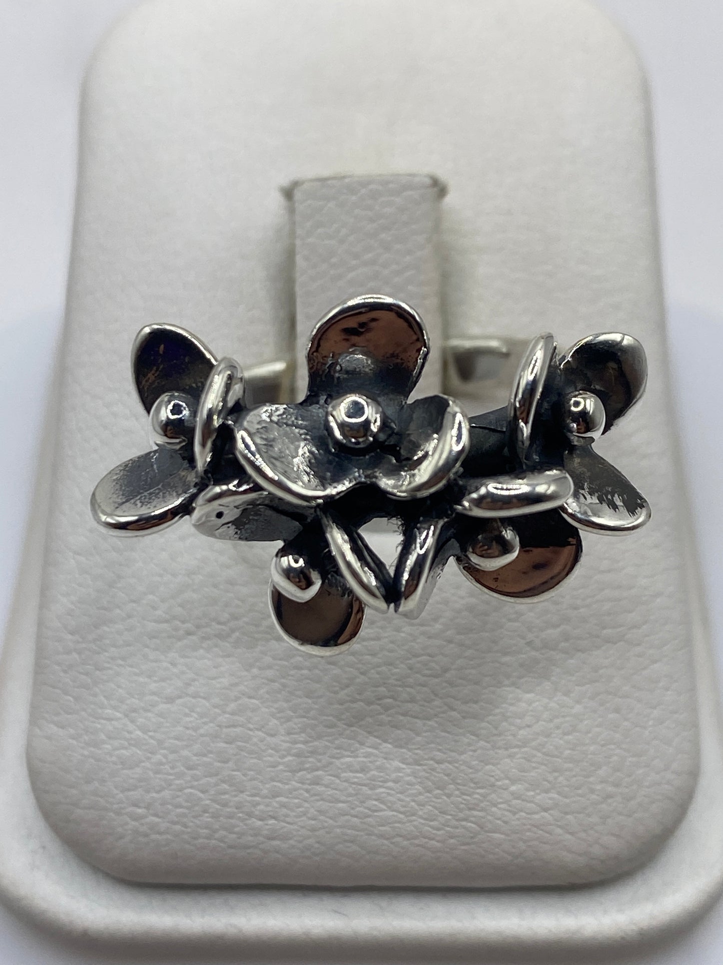 Anillo escultórico de plata en talla 10 mostrando diseño orgánico fluido