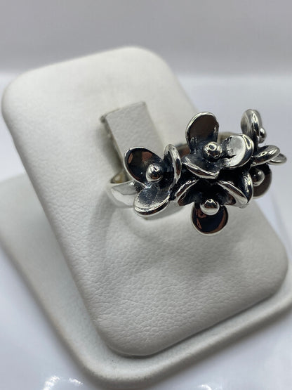 Detalle lateral del anillo de plata .925 en la mano de una mujer