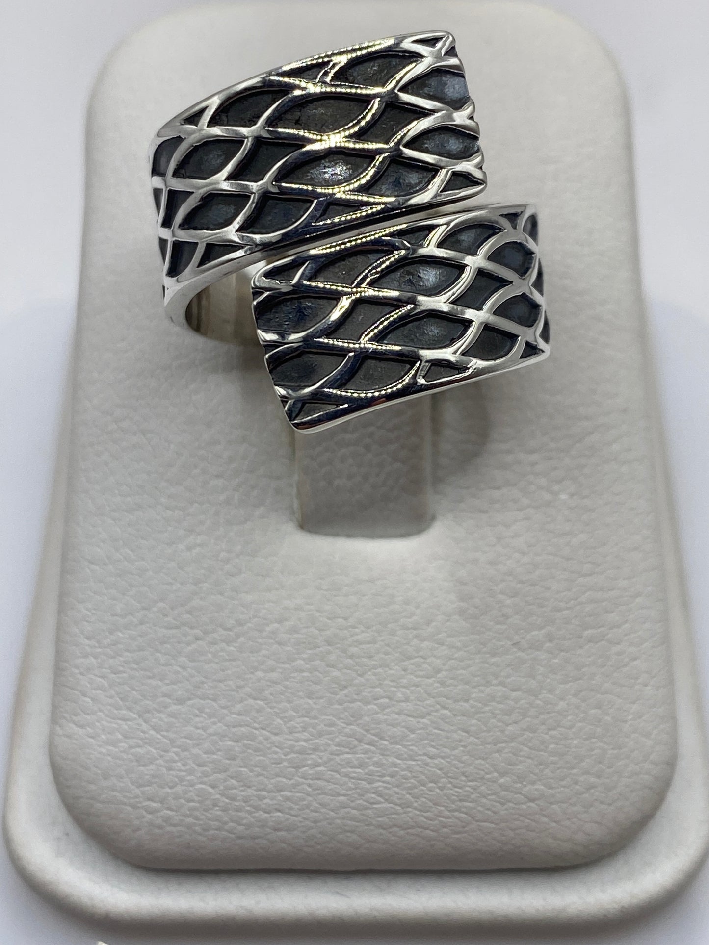 Anillo de plata escalonado ajustable en forma de espiral en la mano de una mujer