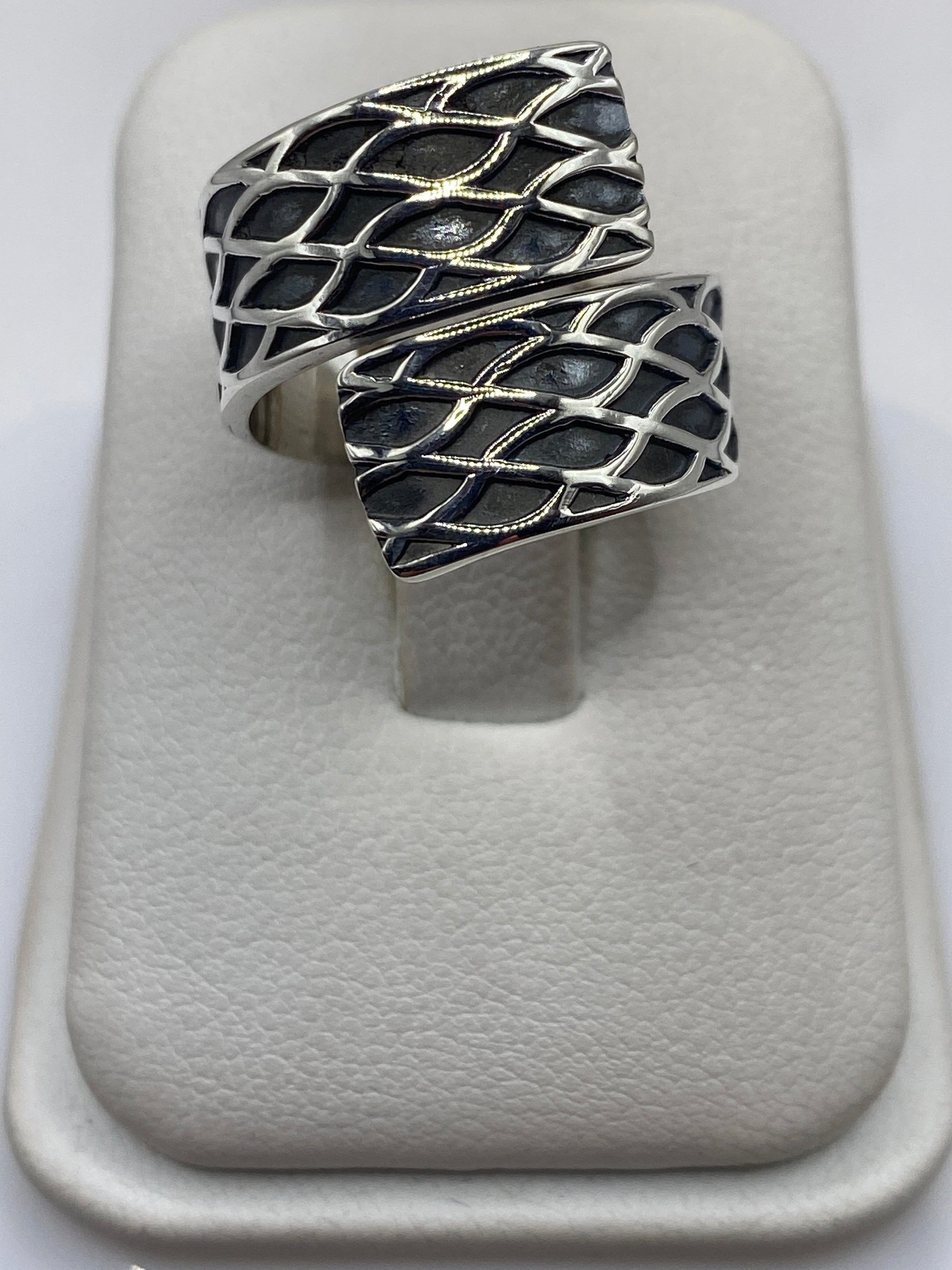 Anillo de plata escalonado ajustable en forma de espiral en la mano de una mujer