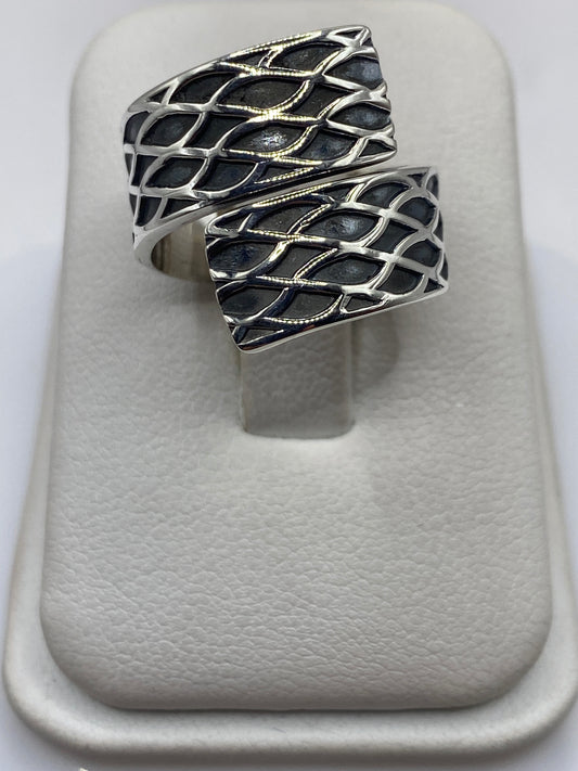 Anillo de plata escalonado ajustable en forma de espiral en la mano de una mujer