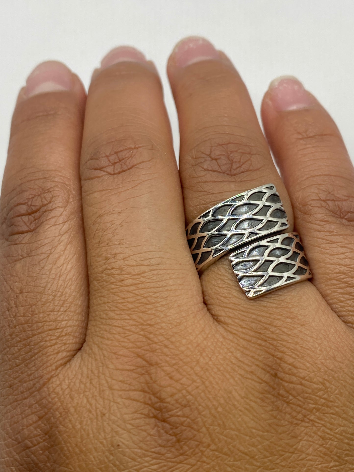 Anillo completo sobre fondo gris mostrando la banda de 14 mm y el sello 925