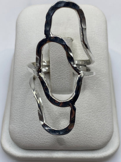Anillo de plata eslabones conectados en talla 8, vista superior sobre fondo blanco