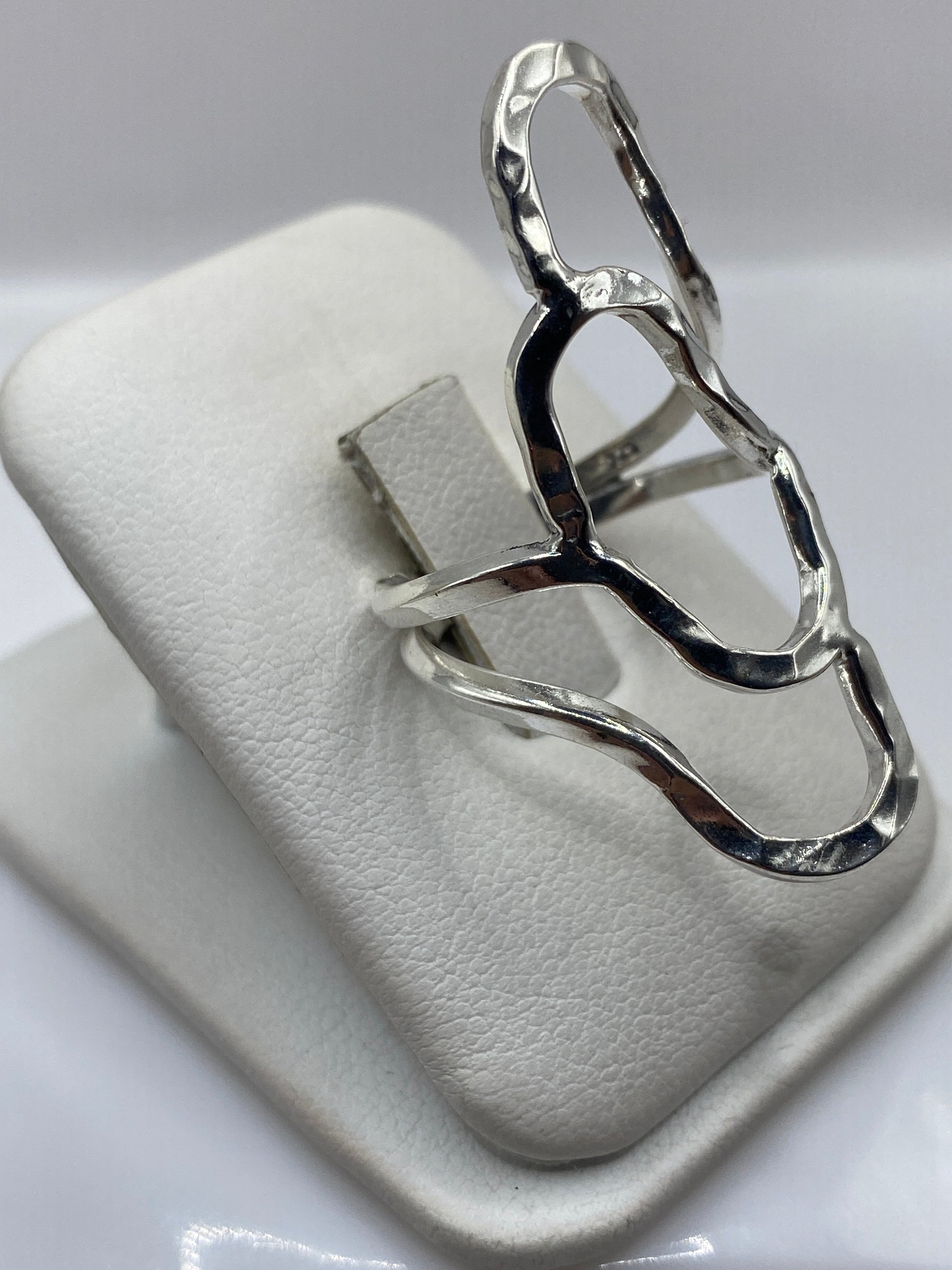 Anillo de eslabones modulares en plata .925 puesto en dedo, mostrando el pulido uniforme