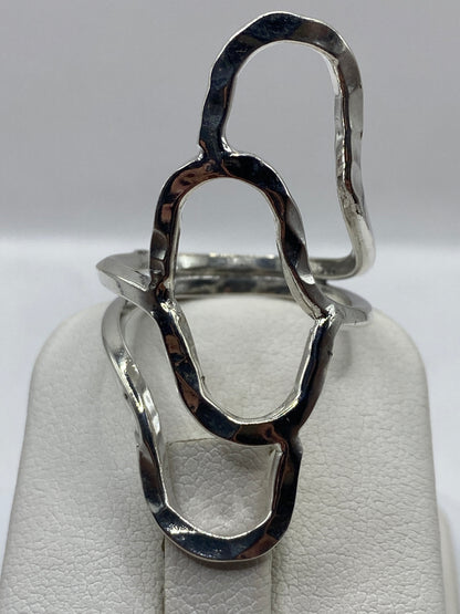 Detalle lateral del anillo con eslabones geométricos conectados a mano en Taxco