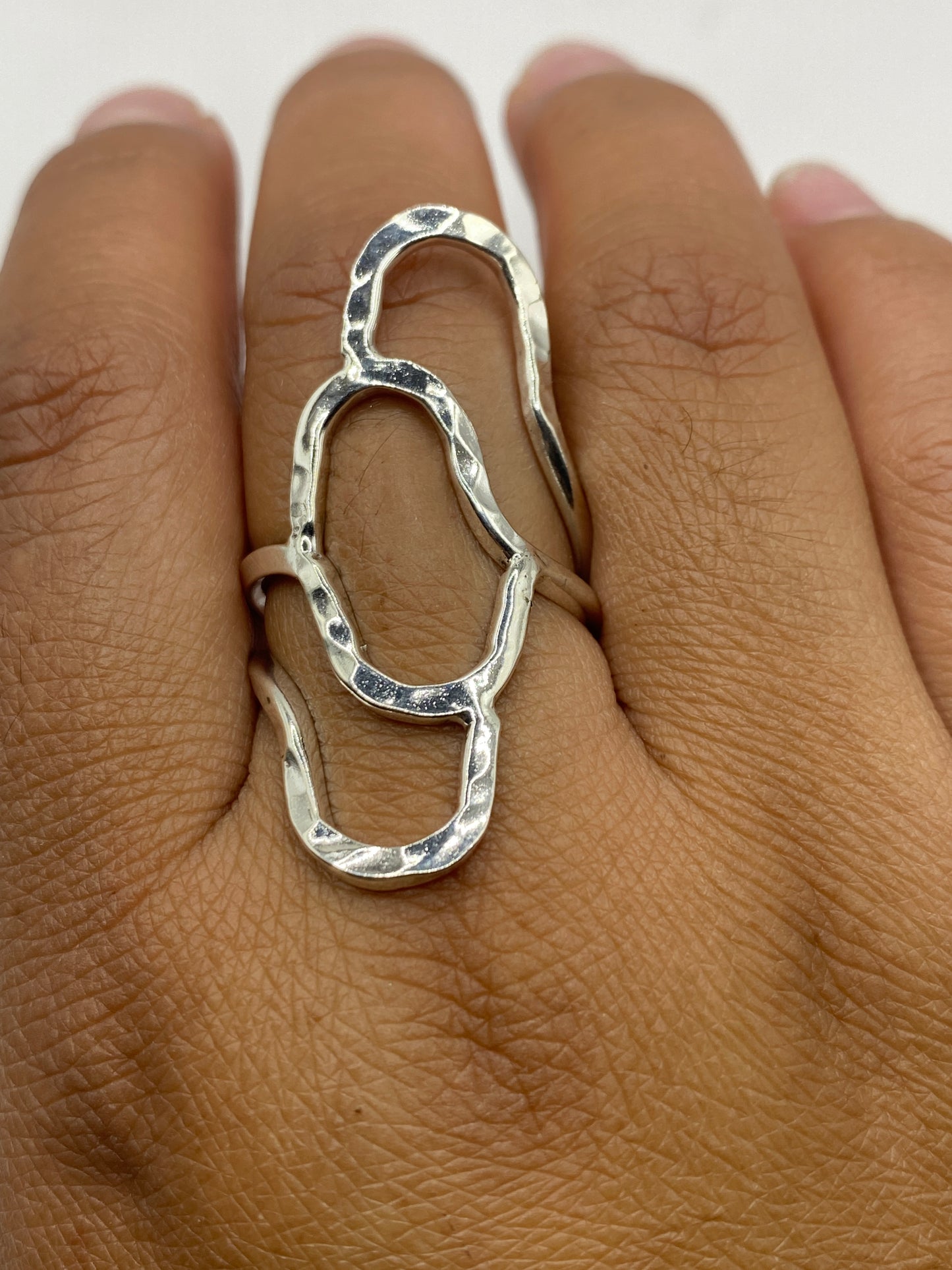 Anillo en bascula mostrando peso de 6 gramos y hallmark .925 MEXICO