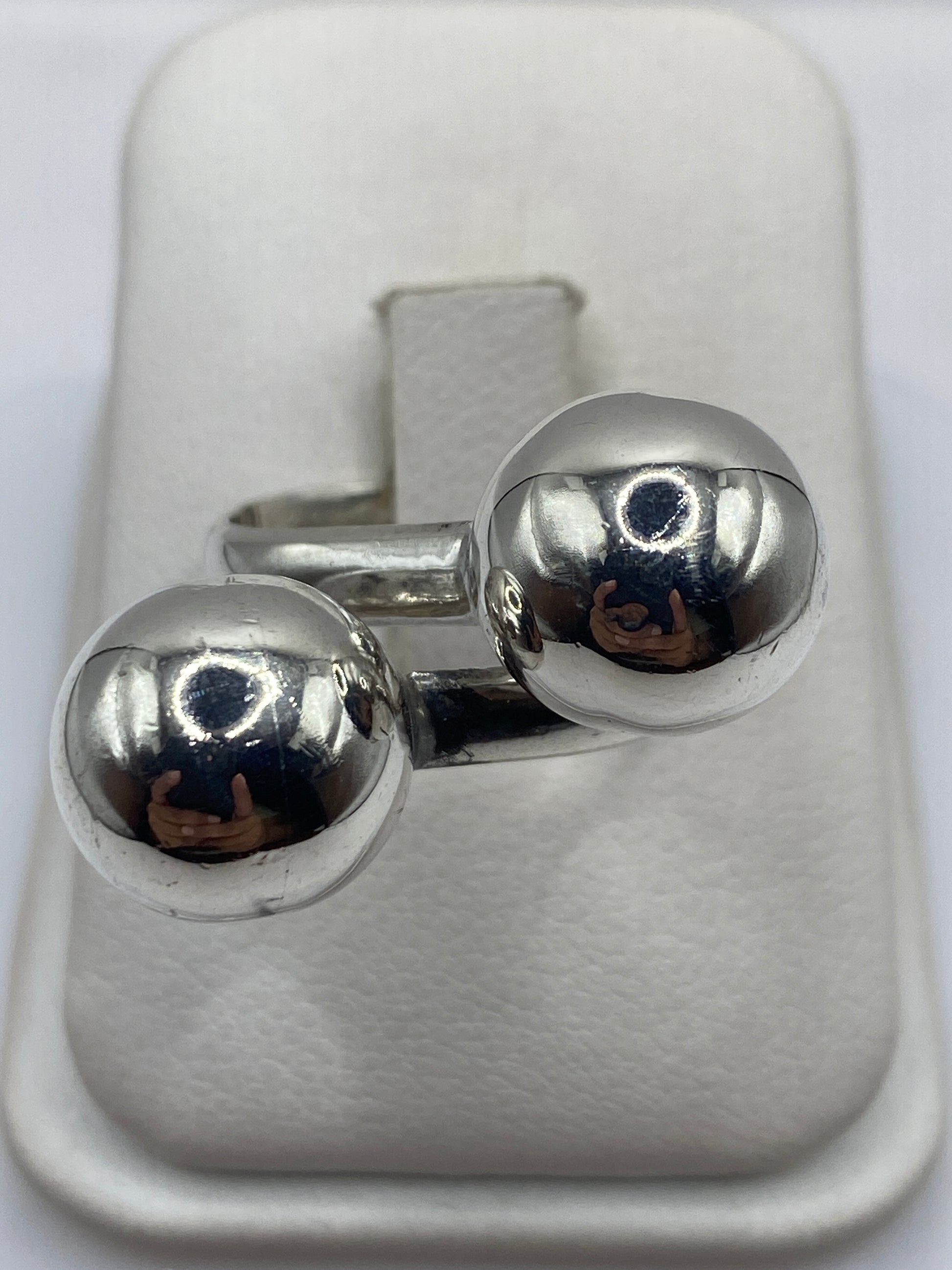 Anillo de plata con dos esferas ajustable en estuche blanco