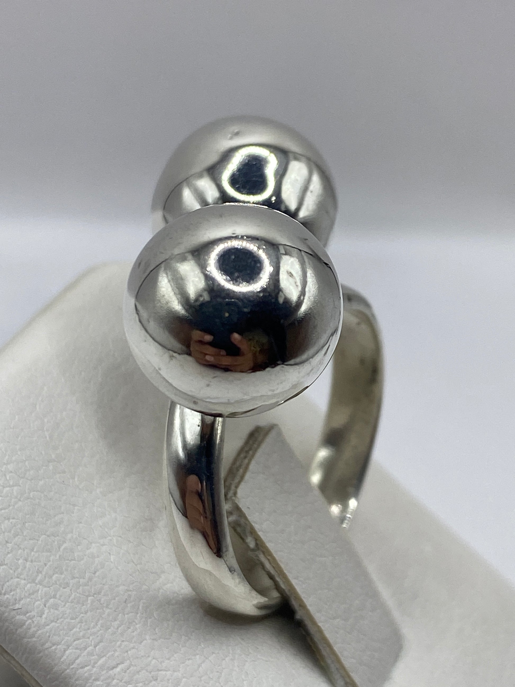 Detalle de las dos esferas pulidas del anillo en primer plano