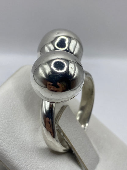 Detalle de las dos esferas pulidas del anillo en primer plano