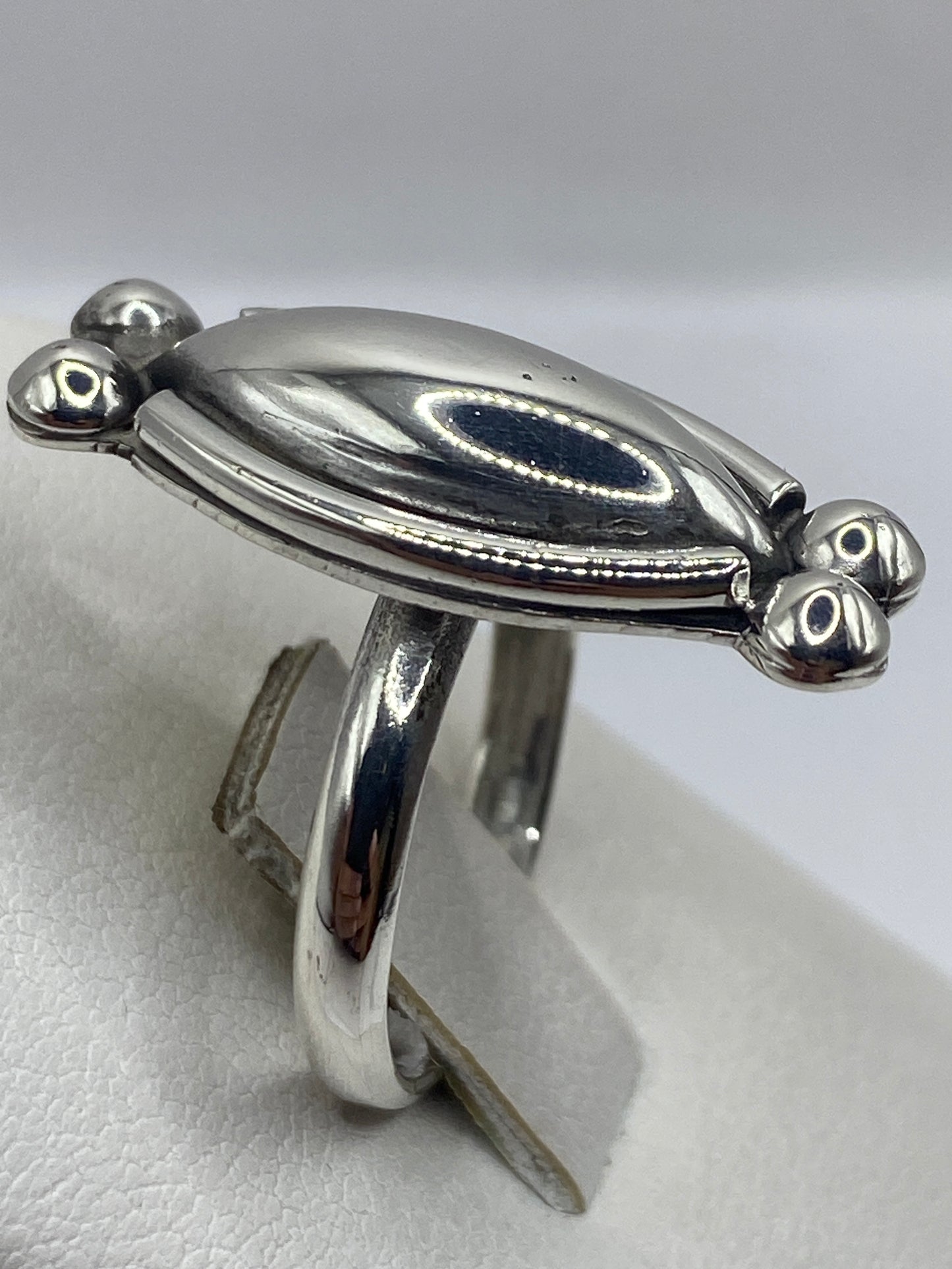 Detalle lateral del anillo escultórico en plata pura de Taxco