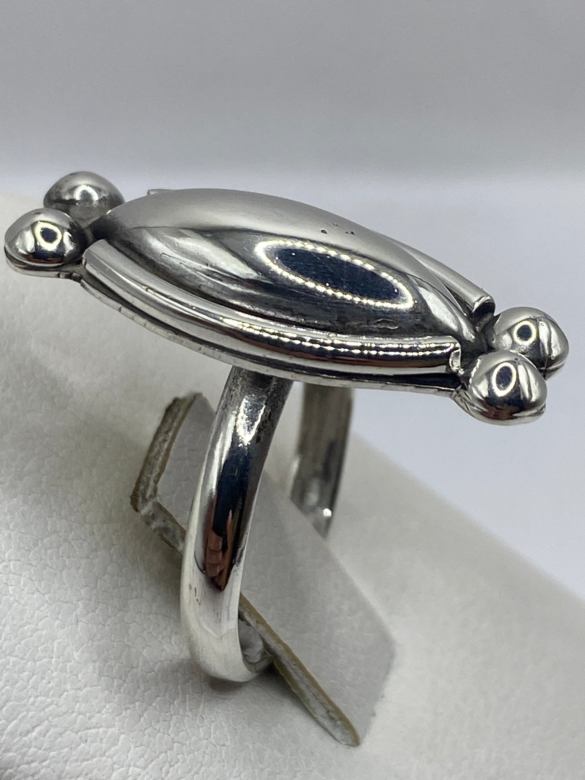 Detalle lateral del anillo escultórico en plata pura de Taxco
