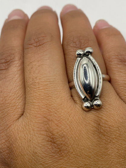 Anillo sobre fondo blanco con sello .925 MEXICO visible en la banda