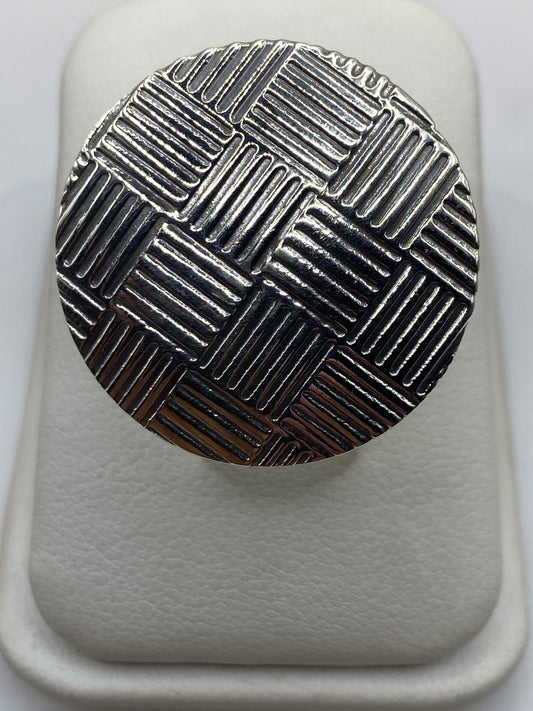Anillo de plata tejido geométrico ajustable visto desde arriba en estuche blanco
