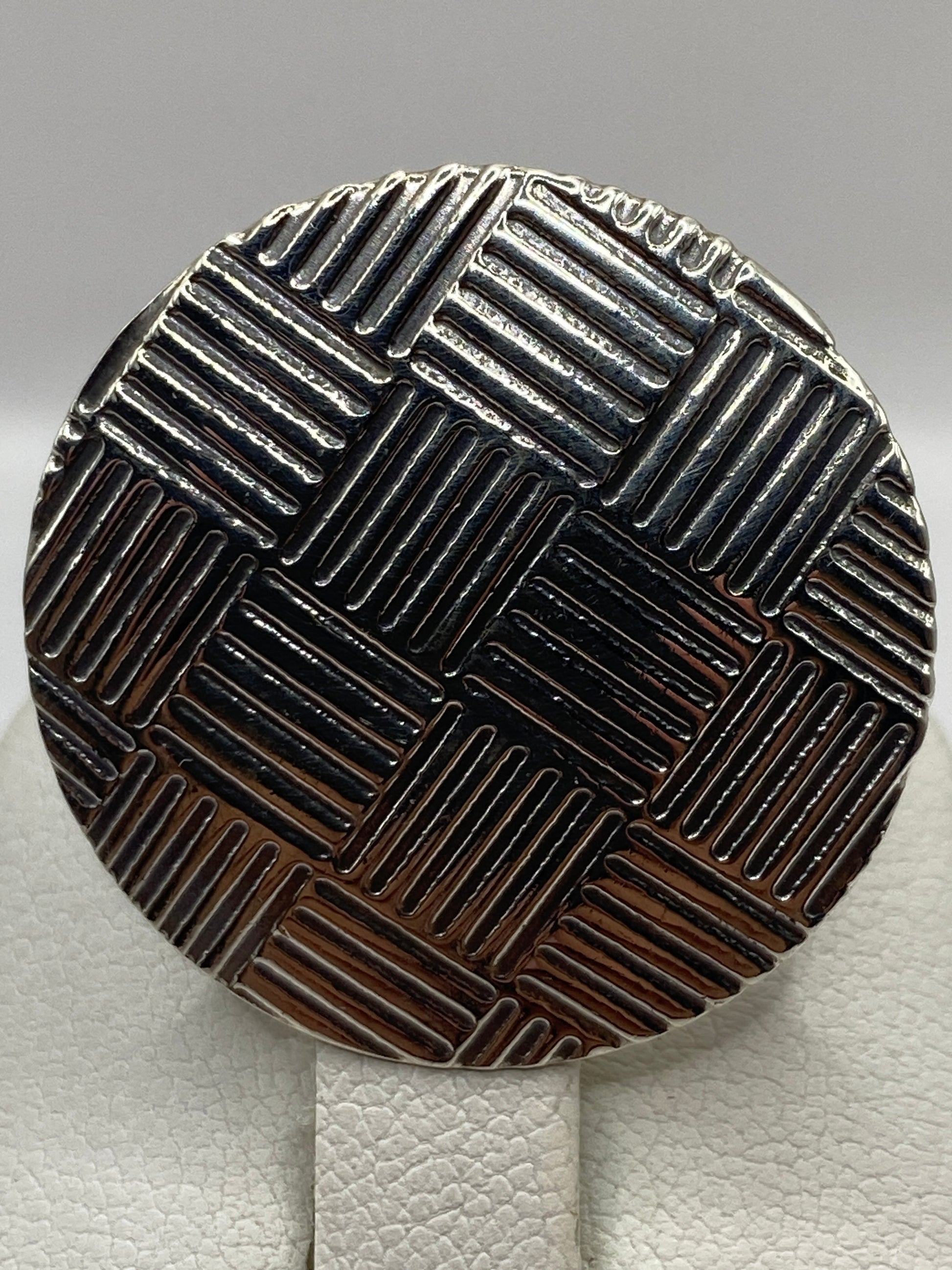 Anillo geométrico de plata colocado en dedo mostrando ajuste y diseño étnico