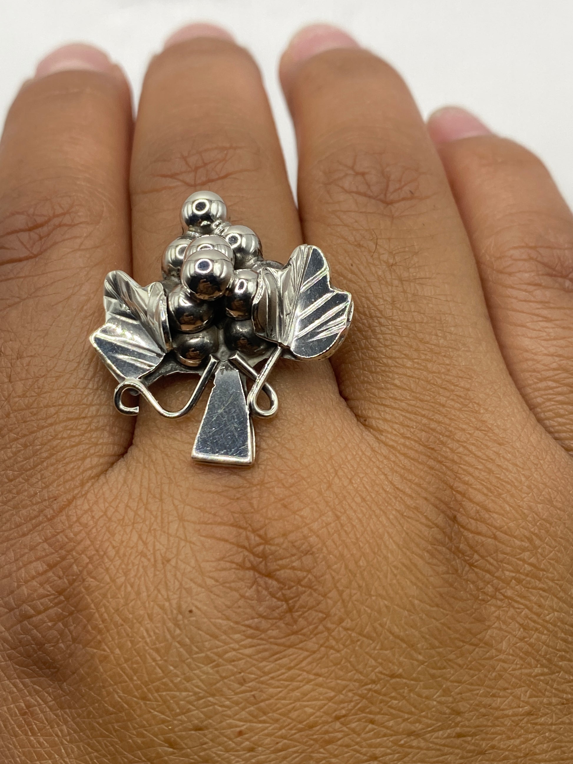 Anillo sobre báscula mostrando peso de 10 gramos, sello de autenticidad