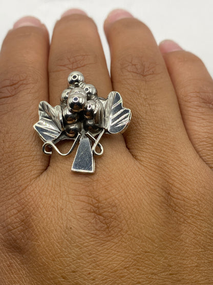 Anillo sobre báscula mostrando peso de 10 gramos, sello de autenticidad