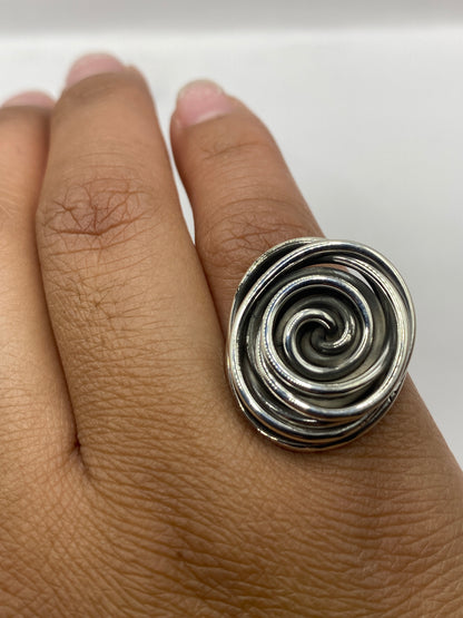 Anillo de plata .925 sobre báscula mostrando peso de 9.2 gramos