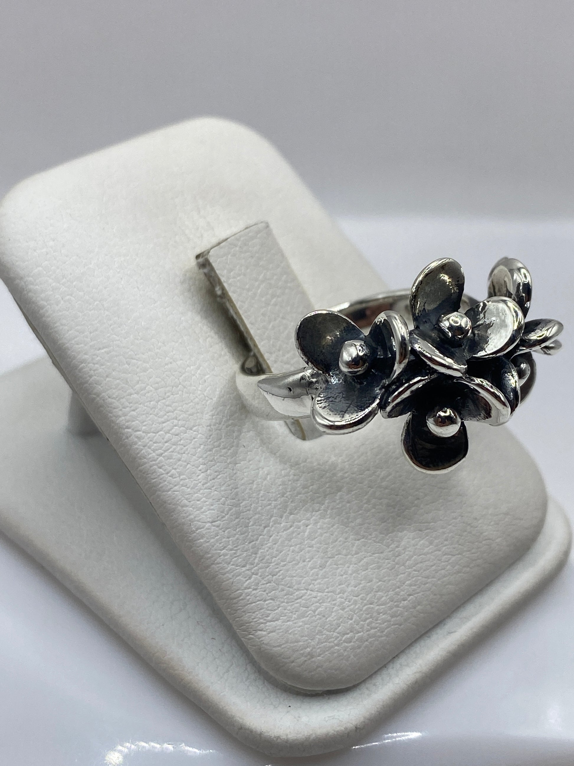 Anillo florales en plata .925 en la mano de una mujer, mostrando movimiento y volumen