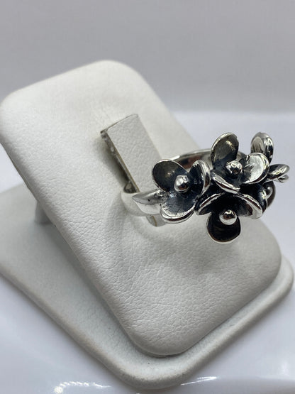 Anillo florales en plata .925 en la mano de una mujer, mostrando movimiento y volumen