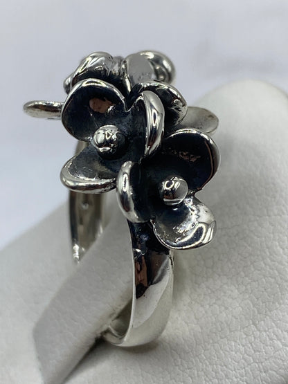 Detalle lateral del anillo de flores, pulido espejo en plata auténtica